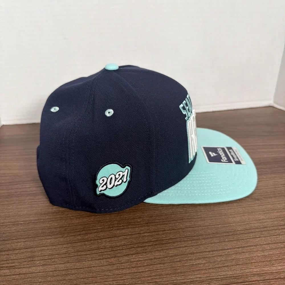 Men's Fanatics Navy/Blue Seattle Kraken Heritage Retro Two-Tone Snapback Hat New